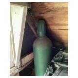 Compressed gas tank