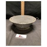 Enamel strainer