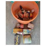 Tub with tins