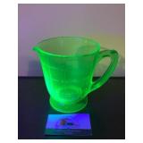Uranium glass measurer