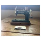 Vintage Eldredgette Childrenï¿½s sewing machine