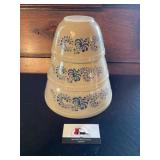 Pyrex Homestead pattern nesting howls