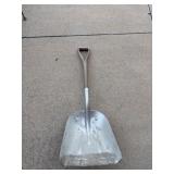 Aluminum scoop shovel