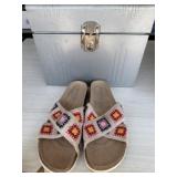 Size 10 womenï¿½s shoes and metal case