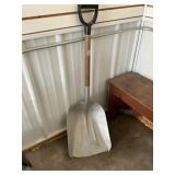 Scoop shovel