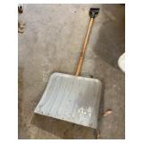 Snow shovel