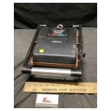Amdiano electric grill turns on
