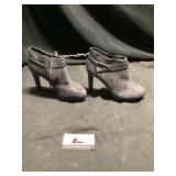 Womenï¿½s shoes, size 8