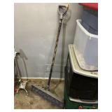Snow shovel