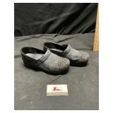 Dansko womenï¿½s shoes size 8