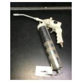 Pneumatic grease gun