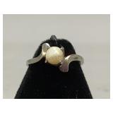 15 Karat White Gold Ring with Pearl