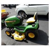 John Deere X360 Mower - Garden tractor. H: 249