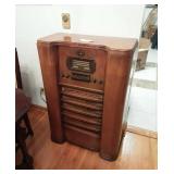 Vintage Console Radio, working condition.