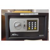 ROYAL SOVERIEGN ELECTRONIC MINI SAFE WITH KEY