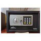ROYAL SOVERIEGN ELECTRONIC MINI SAFE WITH KEY