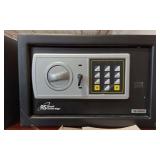 ROYAL SOVERIEGN ELECTRONIC MINI SAFE WITH KEY