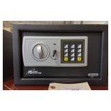ROYAL SOVERIEGN ELECTRONIC MINI SAFE WITH KEY