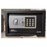 ROYAL SOVERIEGN ELECTRONIC MINI SAFE WITH KEY