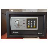 ROYAL SOVERIEGN ELECTRONIC MINI SAFE WITH KEY