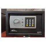 ROYAL SOVERIEGN ELECTRONIC MINI SAFE WITH KEY
