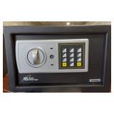 ROYAL SOVERIEGN ELECTRONIC MINI SAFE WITH KEY