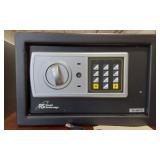 ROYAL SOVERIEGN ELECTRONIC MINI SAFE WITH KEY