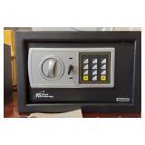 ROYAL SOVERIEGN ELECTRONIC MINI SAFE WITH KEY