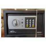 ROYAL SOVERIEGN ELECTRONIC MINI SAFE WITH KEY