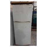 WHIRLPOOL REFRIGERATOR- FREEZER-APARTMENT SIZE