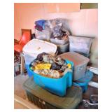 LARGE LOT OF ASSORTED VINTAGE MENS HUNTING