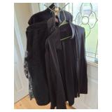5 MENS VINTAGE CLOTHING ITEMS- SHIRTS - VESTS AND