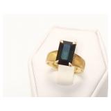 3.6g 18k yg ring with dark green stone;