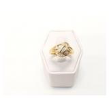 4.1g 10k yg ring with several diamond chips;
