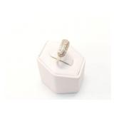 2.8g 14k wg ring with diamond chips;