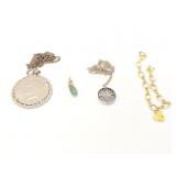 1.5g 10k yg heart charm attached to a gold toned