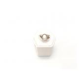 2.8g 14k wg ring with center stone missing;