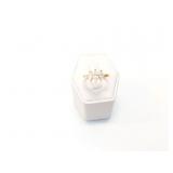 2.6g 14k yg ring with clear stones;