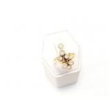 5.7g 14k yg ring with small clear stones;