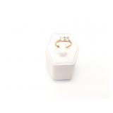 1.9g10k yg ring with 2 clear chips;