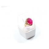 3.6g 18k yellow gold ring with red stone;