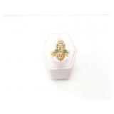 3.8g 10k yg ring with green chips;