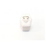 3g platinum ring with diamond chips;