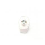 3.5g 18k yg ring with 1 larger blue stone;