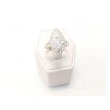 9.2g platinum ring with several diamond chips;