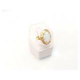 4.1g 18k yg ring with oval shaped opal in center;