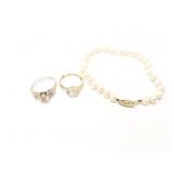 1.6g 10k yg ring with white heart shaped stone;