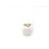 3.3g 14k yg ring with diamond chips;