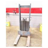 BLUE GIANT  1500LB ELECTRIC LIFT-
