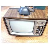 GENERAL ELECTRIC VINTAGE TV WITH RABBIT EARS
